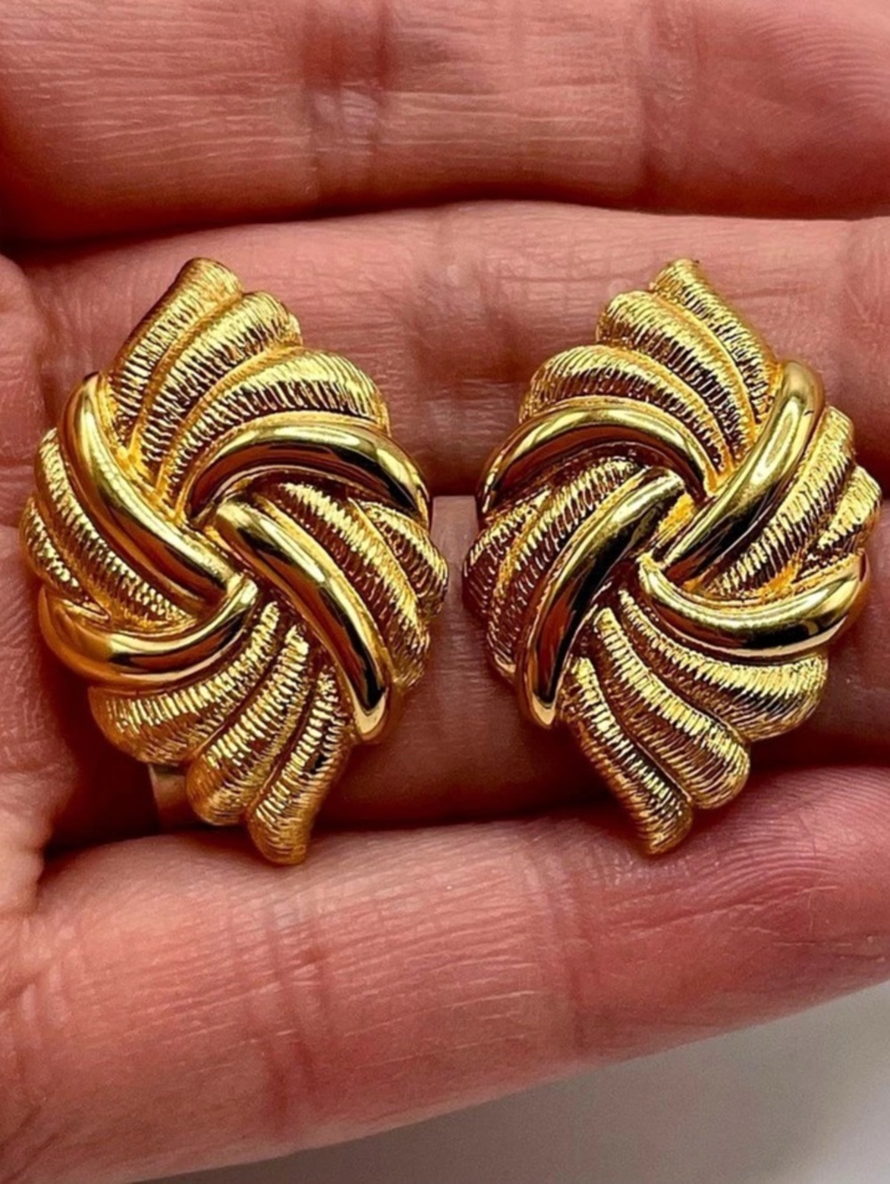 Vintage Signed NAPIER Gold Tone Ribbed Oval Swirl Knot Earrings Pierced 1980s